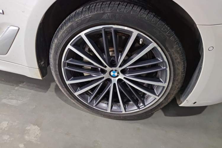 Used BMW 5 Series 2023 530Li Leading Model M Sport Package Right Front Wheel Hub