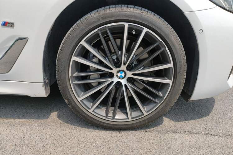 Used BMW 5 Series 2023 530Li Leading Model M Sport Package Right Front Wheel Hub