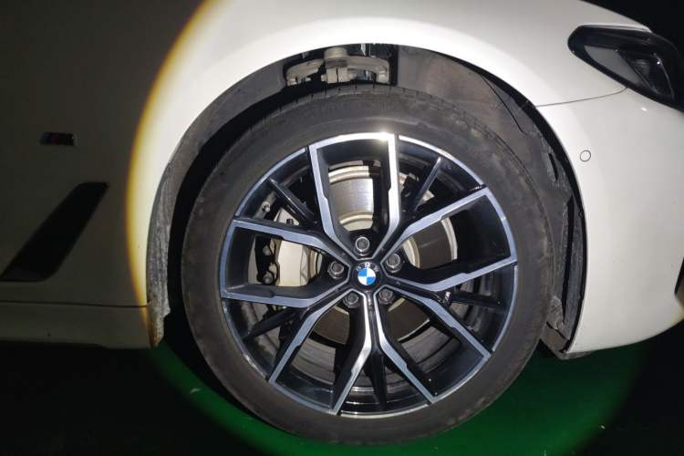 Used BMW 5 Series 2023 530Li Luxury Edition M Sport Package Right Front Wheel Hub