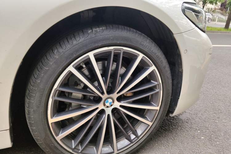 Used BMW 5 Series 2023 530Li Leading Model M Sport Package Right Front Wheel Hub