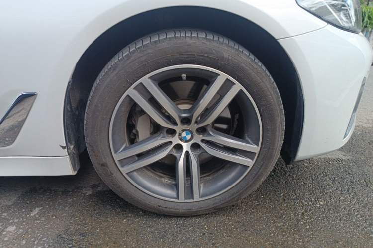 Used BMW 5 Series 2023 530Li Leading Edition Luxury Package Right Front Wheel Hub