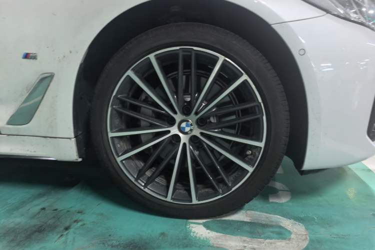 Used BMW 5 Series 2023 530Li xDrive M Sport Package Right Front Wheel Hub