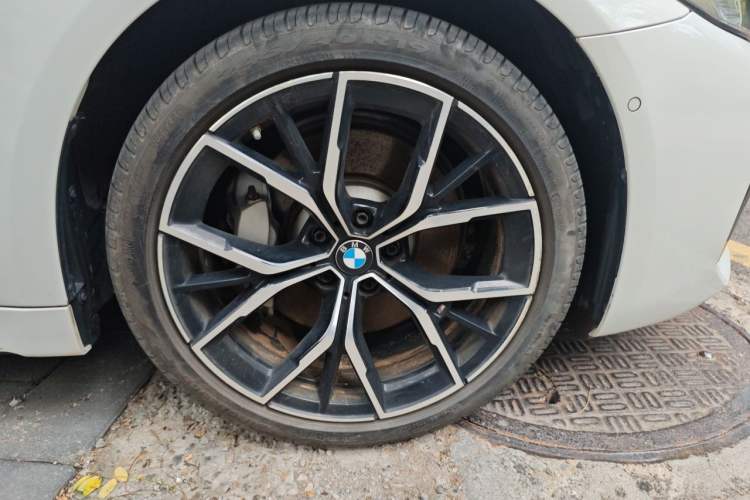 Used BMW 5 Series 2023 530Li Luxury Edition M Sport Package Right Front Wheel Hub