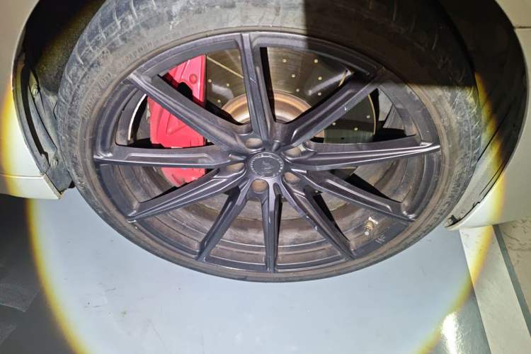 Used BMW 5 Series 2023 530Li Luxury Edition M Sport Package Right Front Wheel Hub