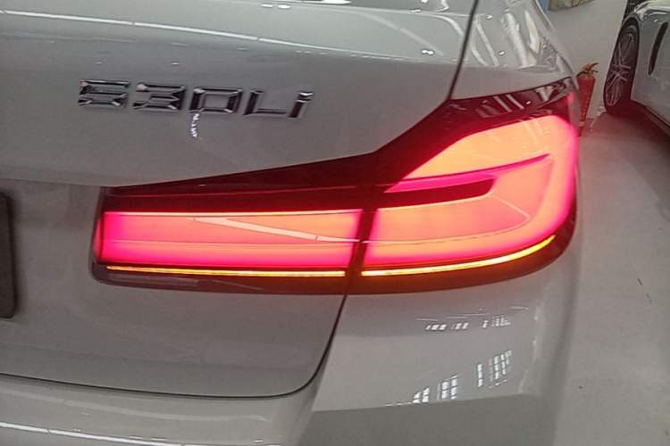 Used BMW 5 Series 2023 530Li Luxury Edition M Sport Package Right Rear Taillight