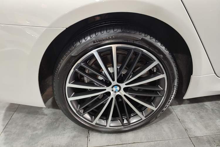 Used BMW 5 Series 2023 Restyled 530Li Leading Edition M Sport Package Right Rear Wheel Hub