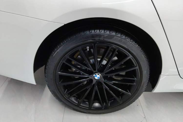 Used BMW 5 Series 2023 530Li Leading Model M Sport Package Right Rear Wheel Hub