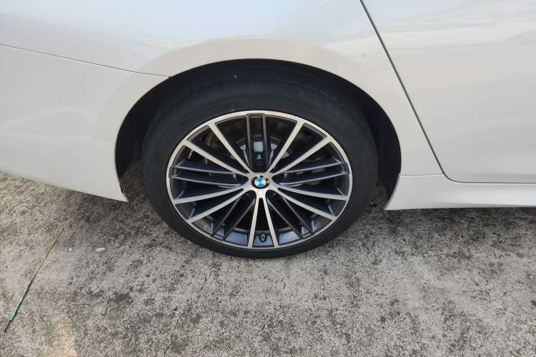 Used BMW 5 Series 2023 Restyled 530Li Leading Edition M Sport Package Right Rear Wheel Hub