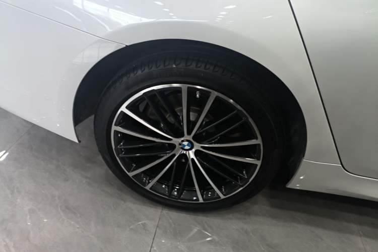 Used BMW 5 Series 2023 530Li Leading Model M Sport Package Right Rear Wheel Hub