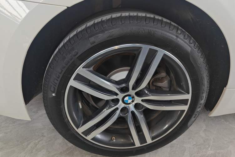 Used BMW 5 Series 2023 530Li Leading Edition Luxury Package Right Rear Wheel Hub