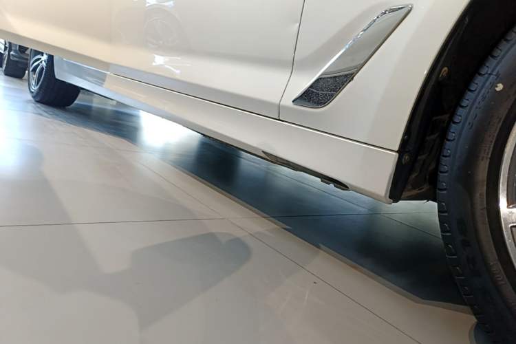 Used BMW 5 Series 2023 530Li Leading Edition Luxury Package Right Side Sill