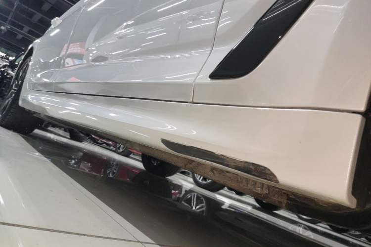 Used BMW 5 Series 2023 530Li Luxury Edition M Sport Package Right Side Sill