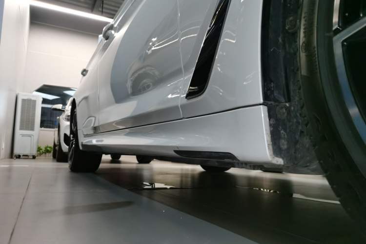 Used BMW 5 Series 2023 530Li Luxury Edition M Sport Package Right Side Sill