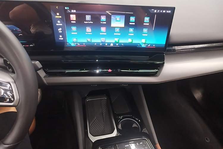 Used BMW 5 Series 2024 525Li M Sport Package Audio And AC Panel