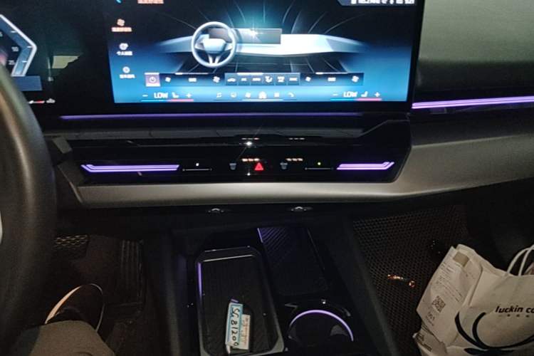 Used BMW 5 Series 2024 525Li M Sport Package Audio And AC Panel
