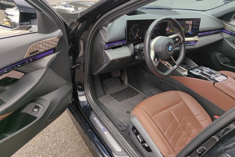 Used BMW 5 Series 2024 530Li Luxury Edition M Sport Package Driver Seat