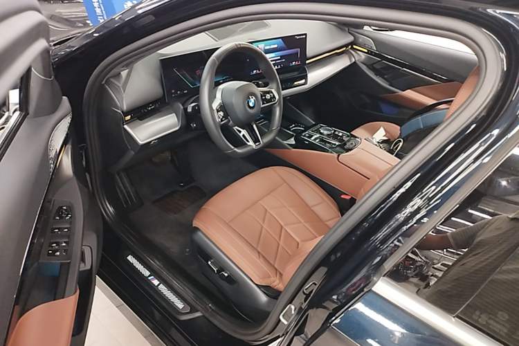 Used BMW 5 Series 2024 525Li M Sport Package Driver Seat