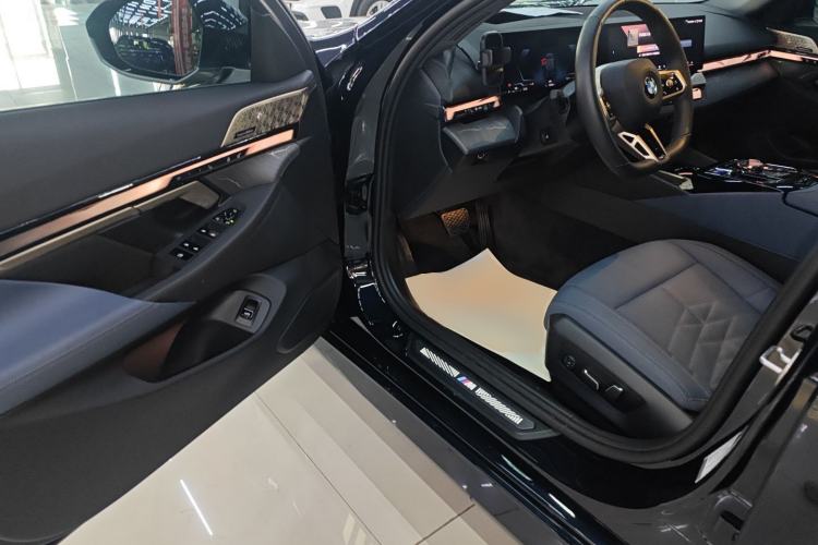 Used BMW 5 Series 2024 530Li Luxury Edition M Sport Package Driver Seat
