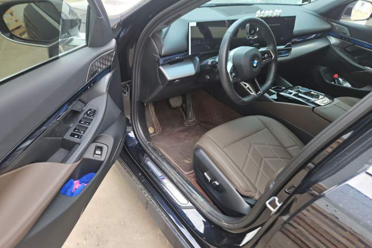 Used BMW 5 Series 2024 530Li Luxury Edition M Sport Package Driver Seat
