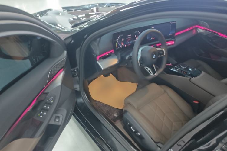 Used BMW 5 Series 2024 530i Luxury Edition M Sport Package Driver Seat