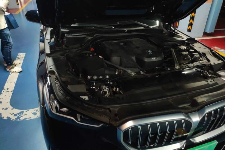 Used BMW 5 Series 2024 525Li M Sport Package Engine Bay Right