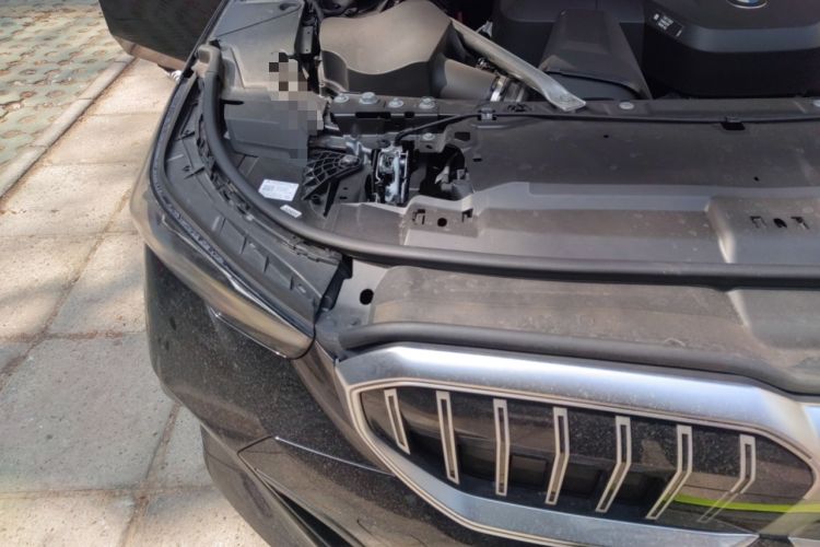 Used BMW 5 Series 2024 525i M Sport Package Engine Bay Right