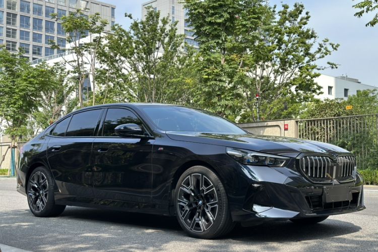 Used BMW 5 Series 2024 530Li Luxury Edition M Sport Package Exterior 1