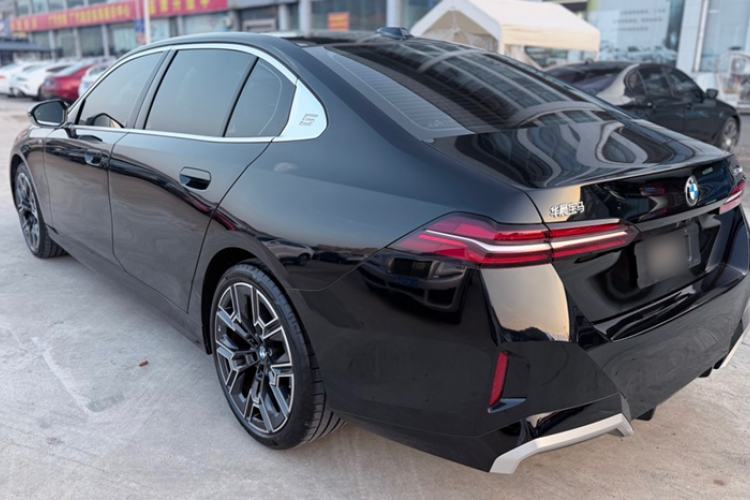 Used BMW 5 Series 2024 530Li Luxury Edition M Sport Package Exterior 3