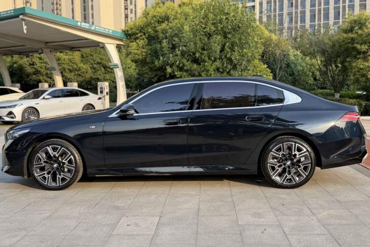 Used BMW 5 Series 2024 530Li Luxury Edition M Sport Package Exterior 3