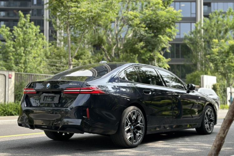 Used BMW 5 Series 2024 530Li Luxury Edition M Sport Package Exterior 3