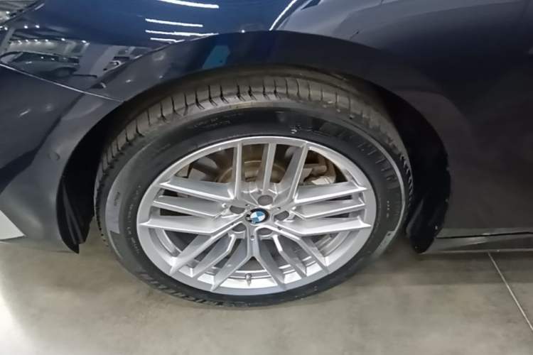 Used BMW 5 Series 2024 525Li Luxury Package Exterior 4