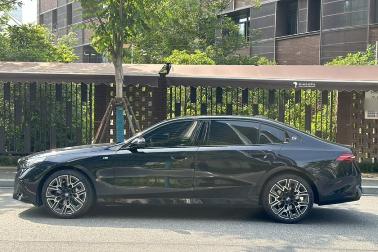 Used BMW 5 Series 2024 530Li Luxury Edition M Sport Package Exterior 6