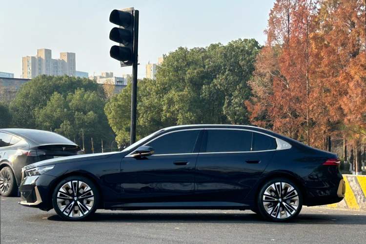 Used BMW 5 Series 2024 530Li Luxury Package Premium Edition Exterior 6