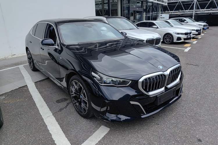 Used BMW 5 Series 2024 530Li Luxury Edition M Sport Package Front Right 45 Deg
