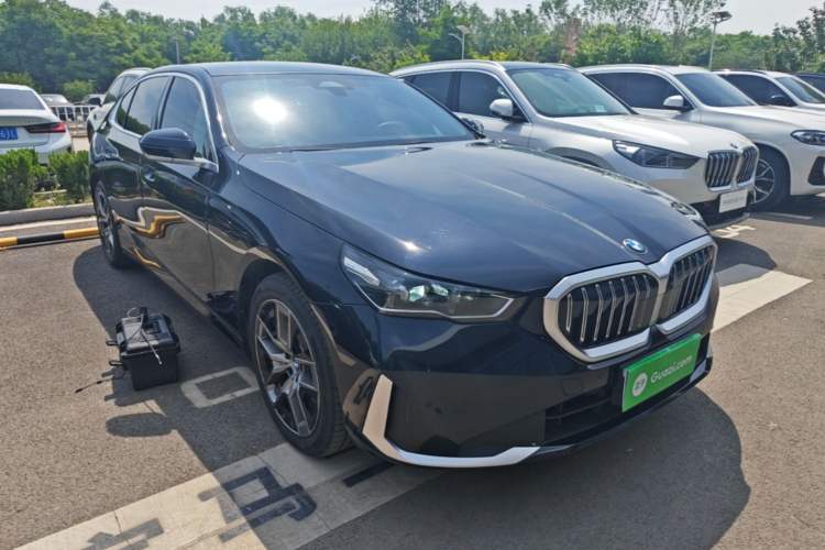 Used BMW 5 Series 2024 530Li Leading Luxury Package Front Right 45 Deg