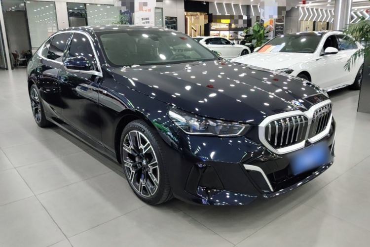 Used BMW 5 Series 2024 530Li Luxury Edition M Sport Package Front Right 45 Deg
