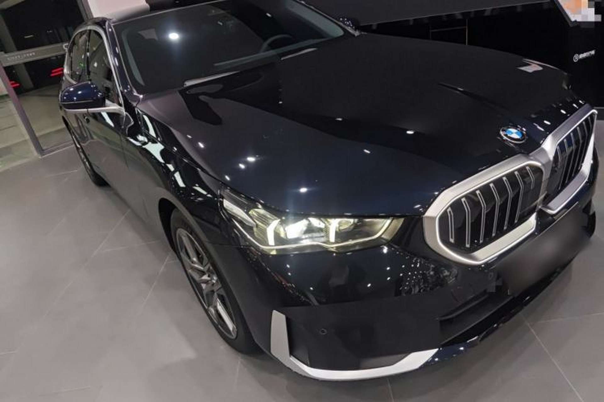 Used BMW 5 Series 2024 530Li Leading Luxury Package Front Right 45 Deg