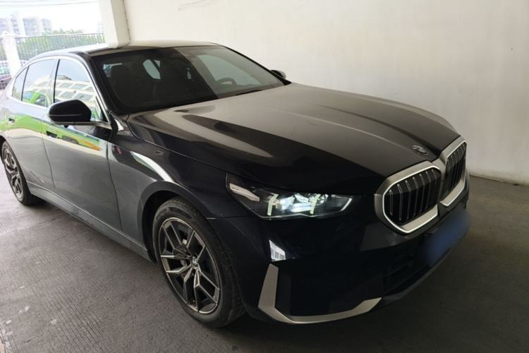 Used BMW 5 Series 2024 530Li Leading Luxury Package Front Right 45 Deg