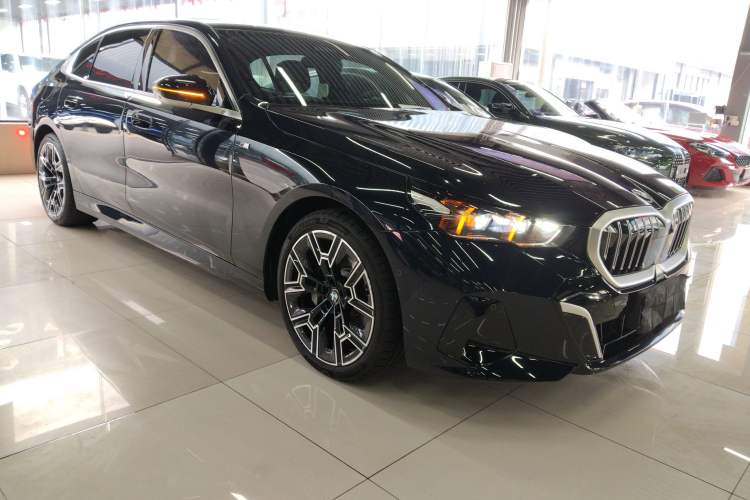 Used BMW 5 Series 2024 530Li Luxury Edition M Sport Package Front Right 45 Deg