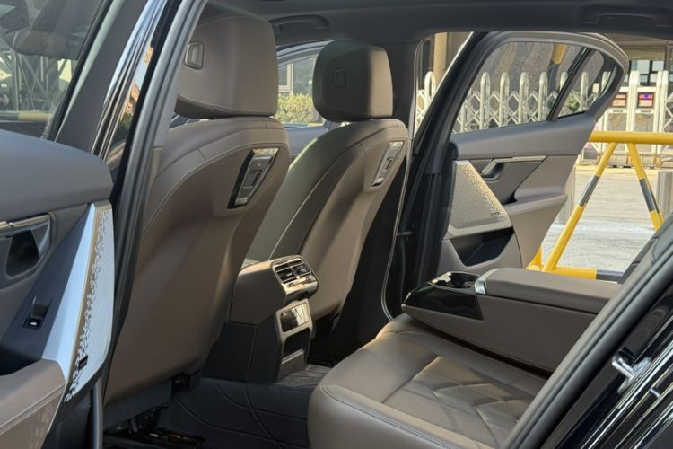 Used BMW 5 Series 2024 525Li Luxury Package Interior 5