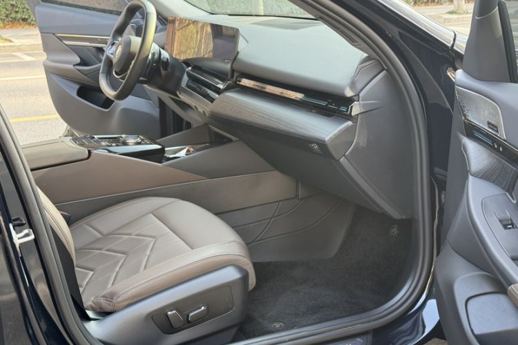 Used BMW 5 Series 2024 525Li Luxury Package Interior 7