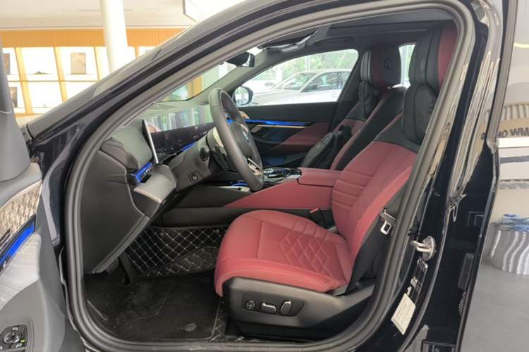 Used BMW 5 Series 2024 530Li Luxury Edition M Sport Package Left Front Seat