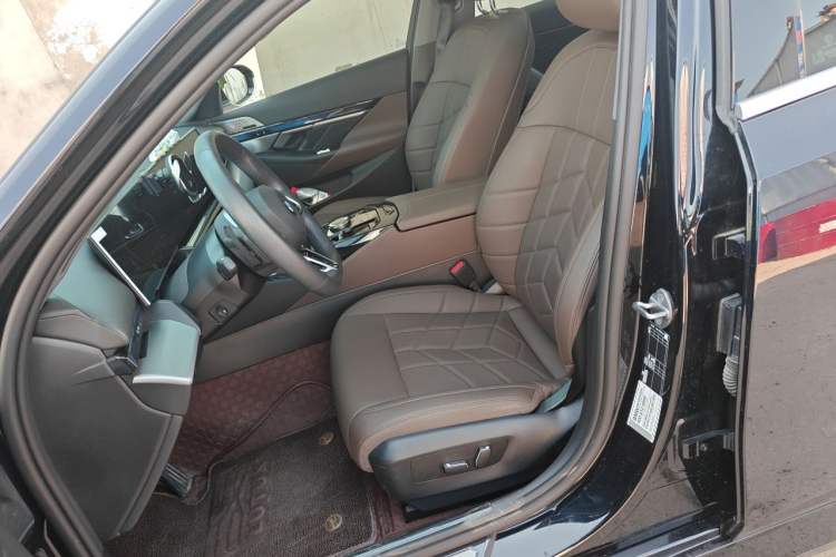 Used BMW 5 Series 2024 530Li Luxury Edition M Sport Package Left Front Seat