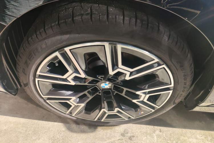 Used BMW 5 Series 2024 530Li Luxury Edition M Sport Package Left Front Wheel Hub