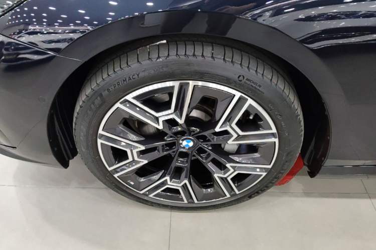 Used BMW 5 Series 2024 530Li Luxury Edition M Sport Package Left Front Wheel Hub