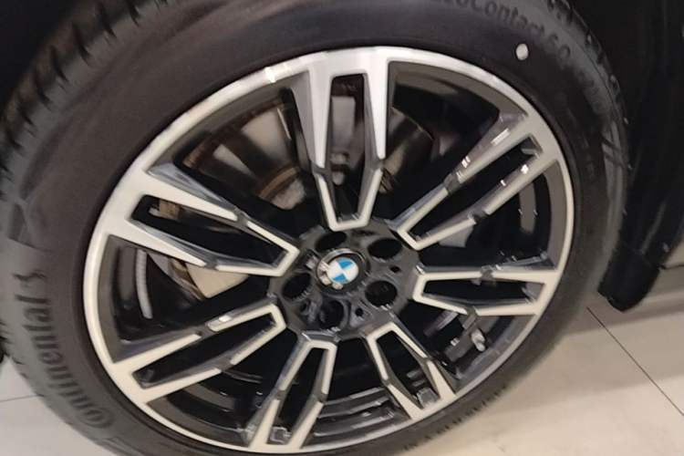 Used BMW 5 Series 2024 530Li Leading Model M Sport Package Left Front Wheel Hub