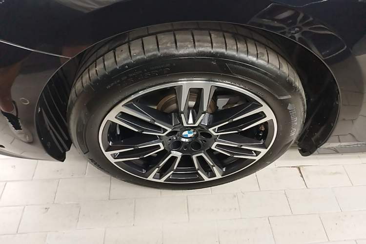 Used BMW 5 Series 2024 525Li M Sport Package Left Front Wheel Hub