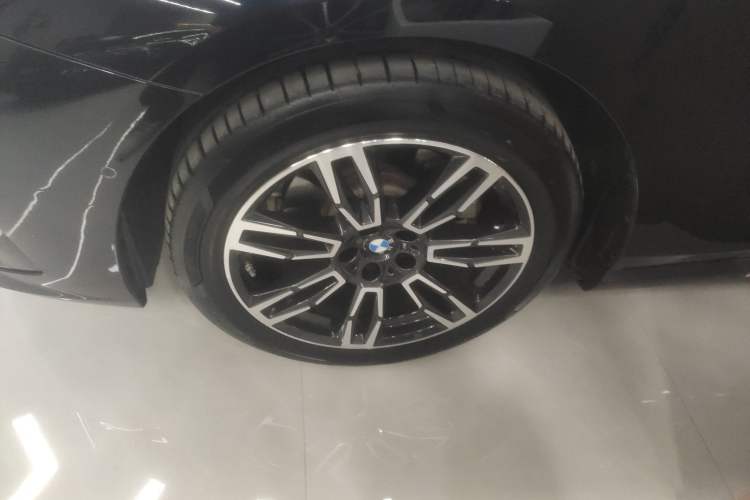 Used BMW 5 Series 2024 525Li M Sport Package Left Front Wheel Hub