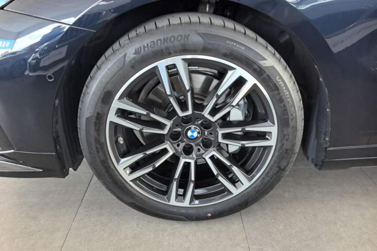 Used BMW 5 Series 2024 530Li Leading Model M Sport Package Left Front Wheel Hub