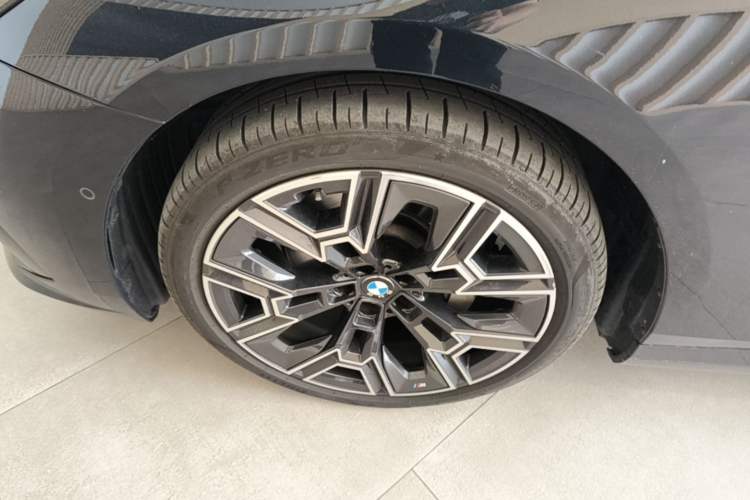 Used BMW 5 Series 2024 530Li Luxury Edition M Sport Package Left Front Wheel Hub